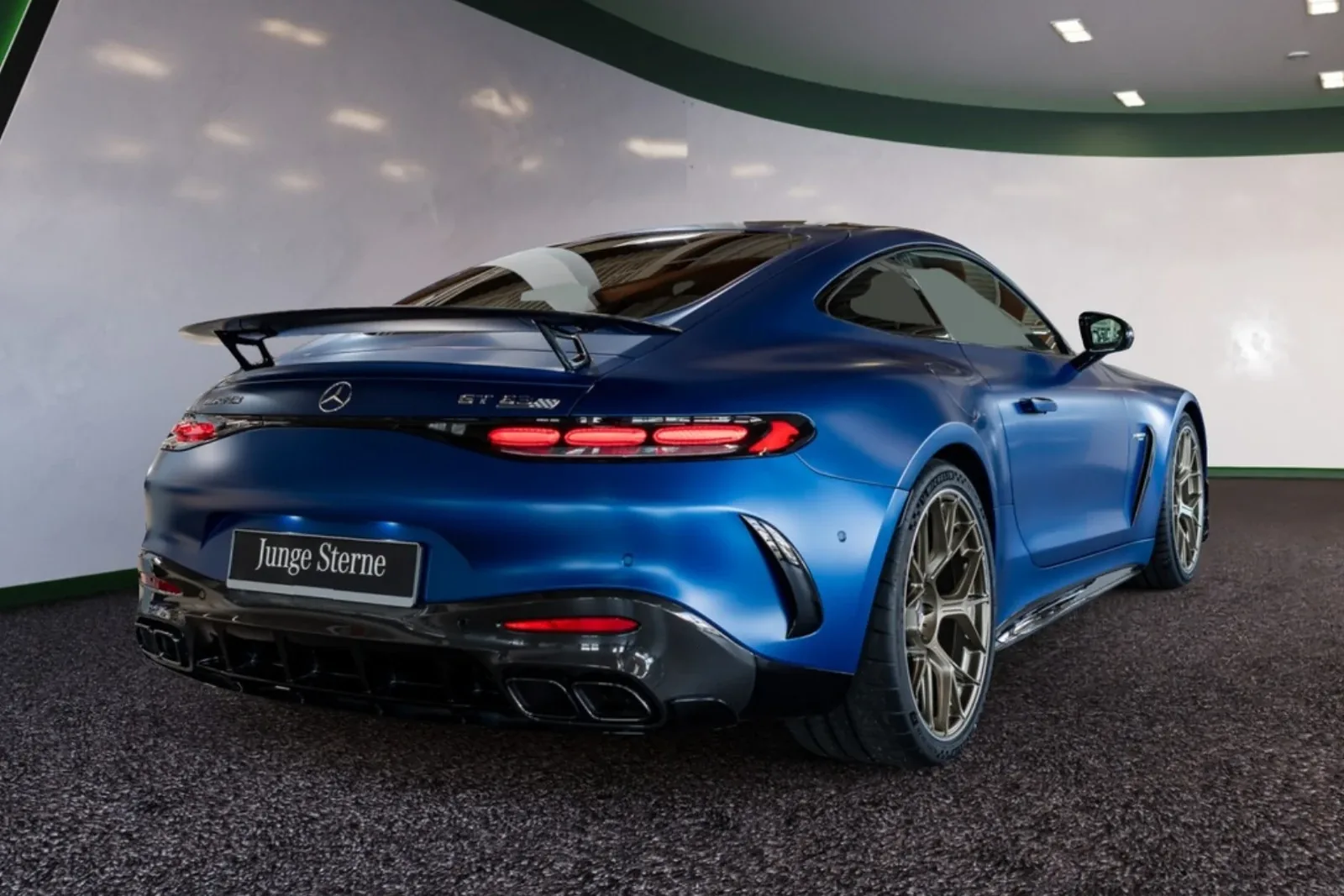 Vorher: Originalfoto des Mercedes-AMG GT