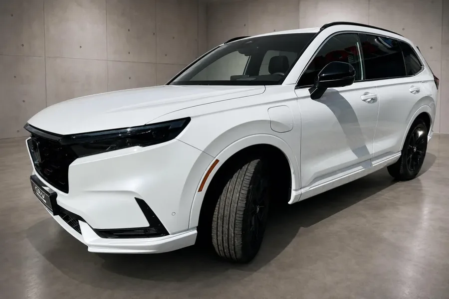Honda CR-V, KI-inszeniert: Beton-Autohaus